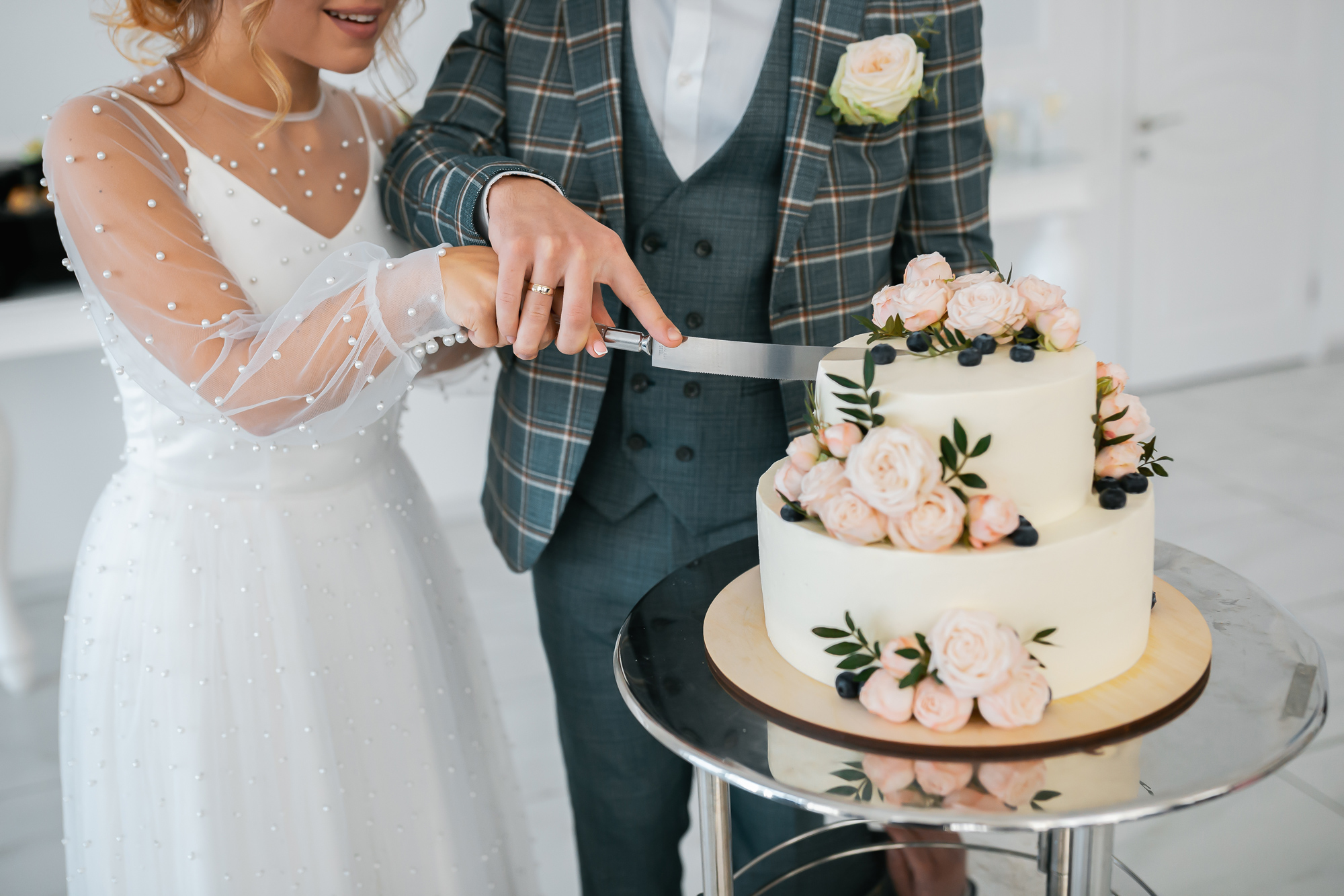 Elements of Traditional and Modern Wedding Cakes